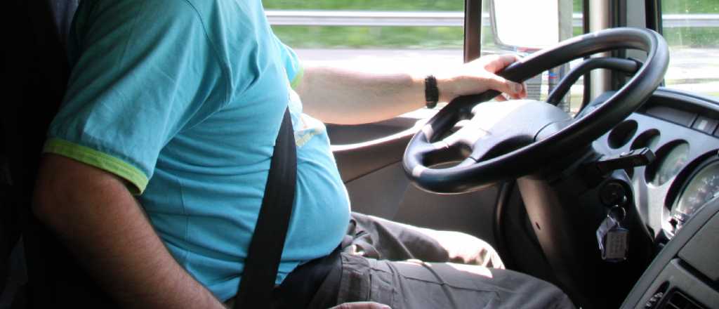 Un camionero se qued&oacute; sin frenos y se tir&oacute; a la acequia en Guaymall&eacute;n