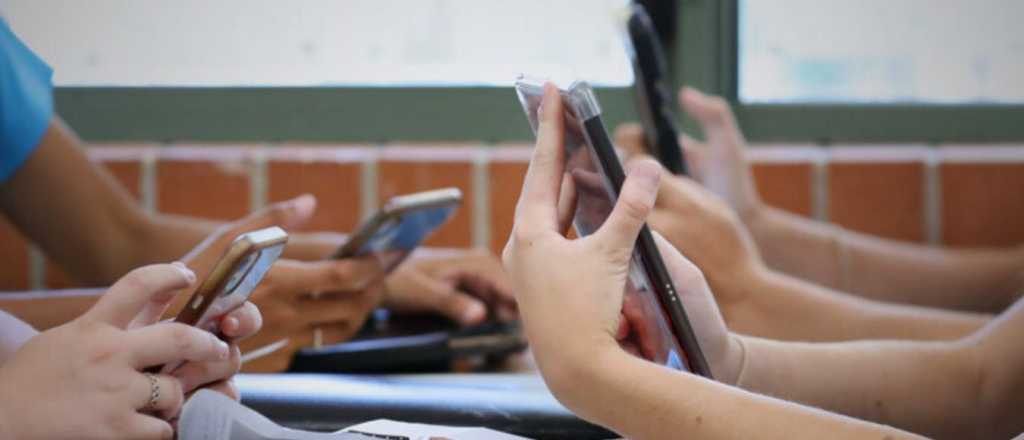 Celulares en las aulas: qué pasó desde la ley Petri al "Pacto Parental"