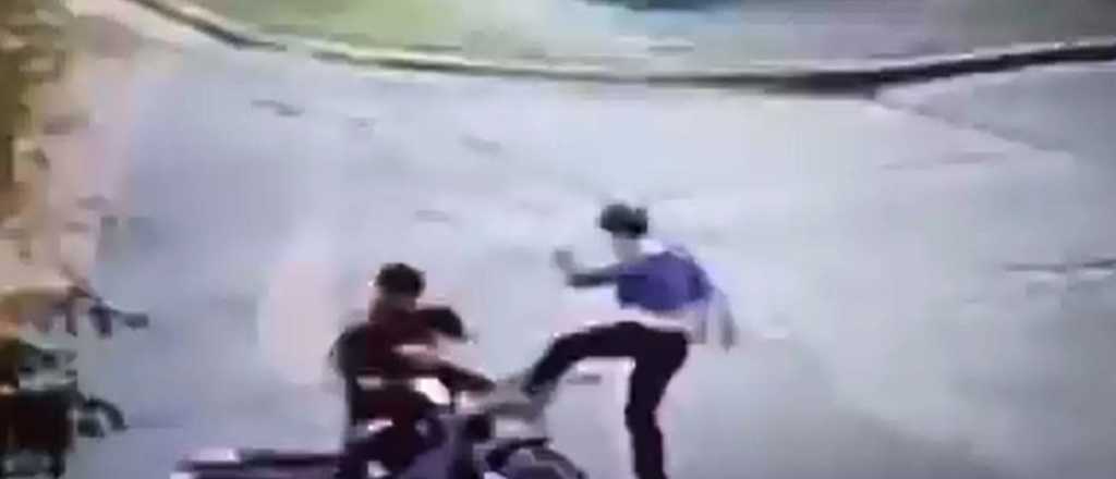 Video: un motochorro cayó, la víctima lo golpeó y la policía lo dejó ir