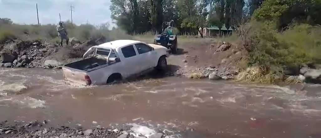 Intent&oacute; cruzar un r&iacute;o en la camioneta y debieron rescatarlo