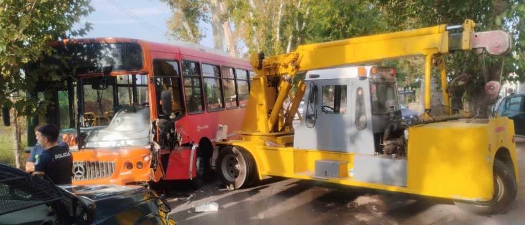 Una mancha de aceite provocó un choque entre un micro y una grúa