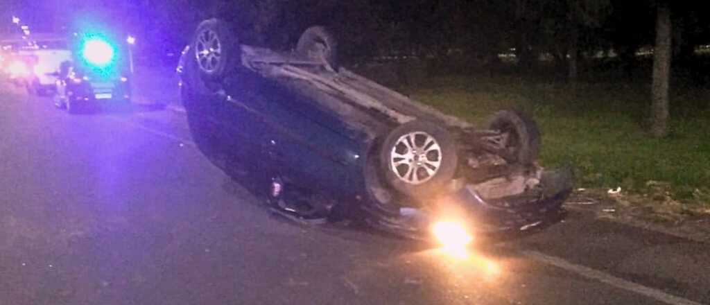 Conductor ebrio choc&oacute; y volc&oacute; en el Acceso Este frente al Shopping