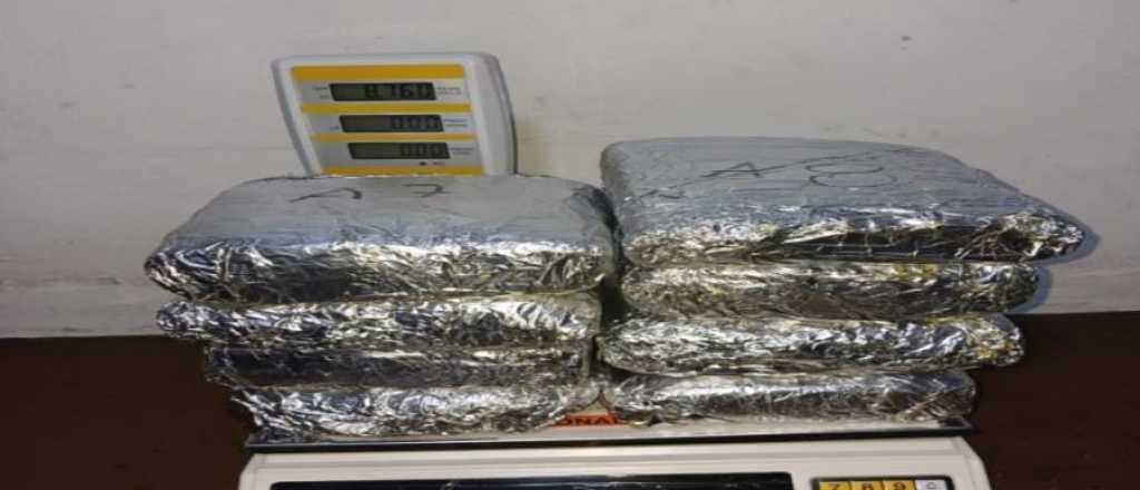 Arrestaron a un pasajero que venía a Mendoza con 8 kilos de marihuana