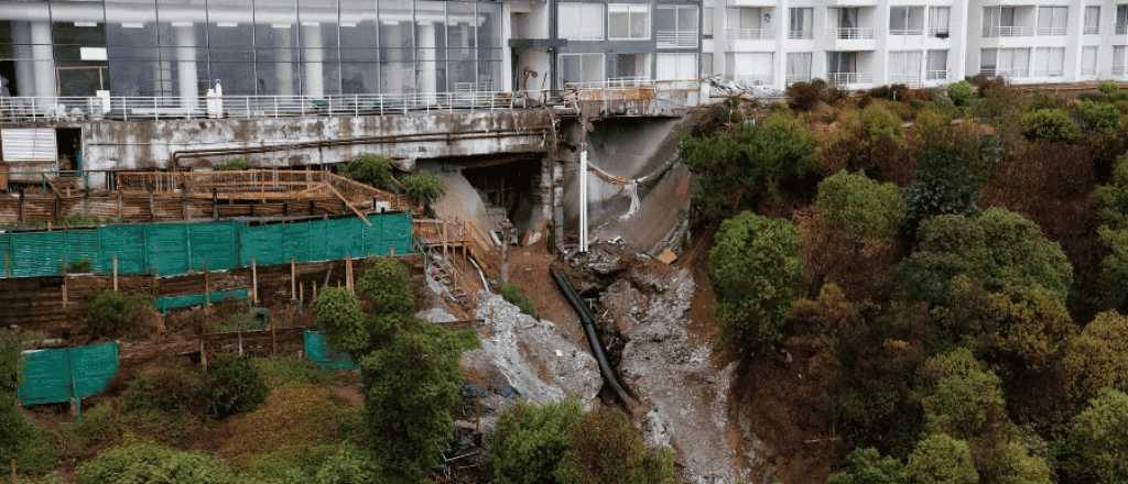 Socav&oacute;n en Re&ntilde;aca: el barro entr&oacute; a un estacionamiento