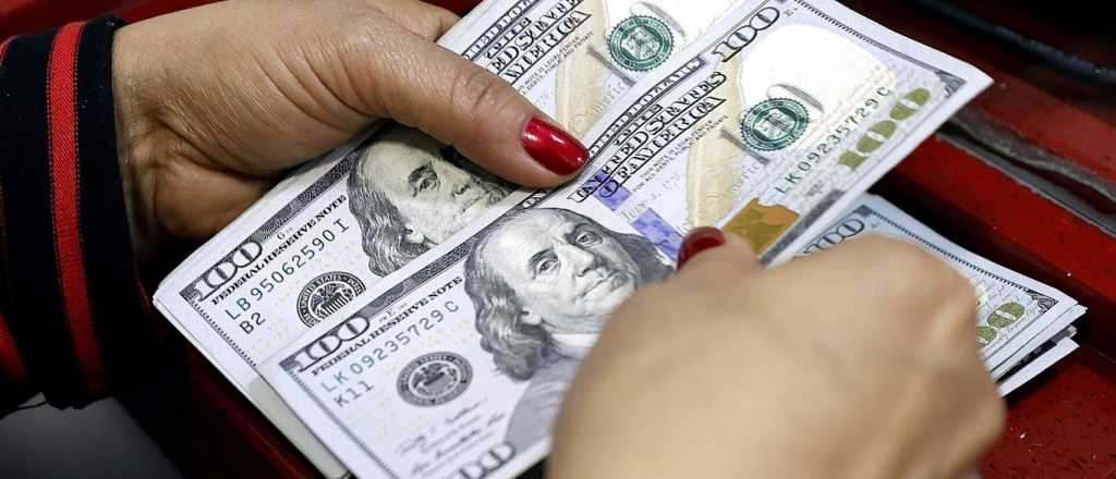 Subió el dólar oficial y el blue cotizó sin movimientos