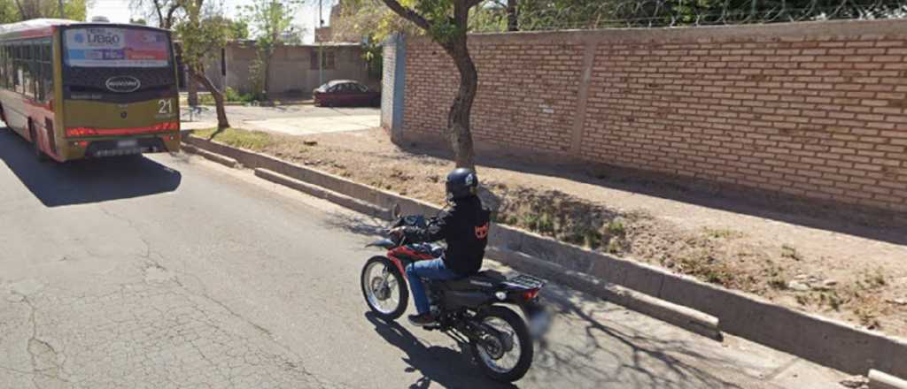 Le apuntaron con un arma a un chico de 18 años y le robaron la moto