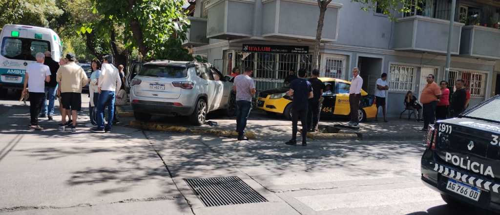 Video: chocó un auto y un taxi en la Cuarta y terminaron en la vereda