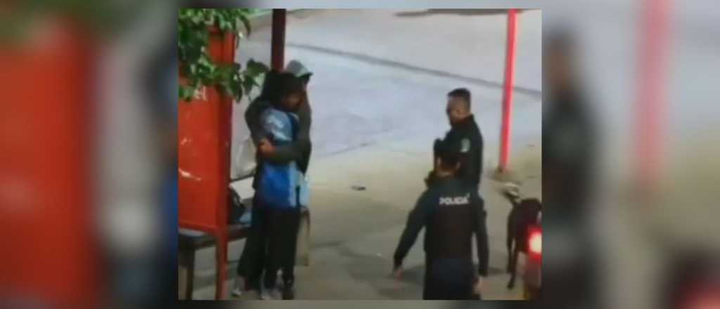 Video: le peg&oacute; a su pareja en una parada de micro y fue detenido