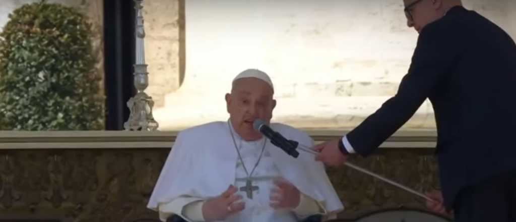 El Papa reapareci&oacute; por sorpresa ante los fieles en la Plaza San Pedro