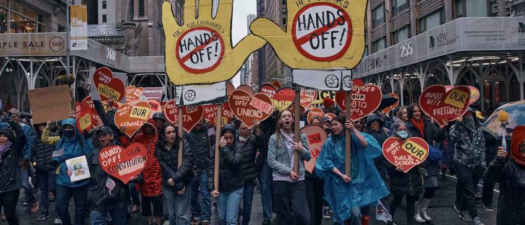 Miles de estadounidenses reclamaron por los despidos de Trump