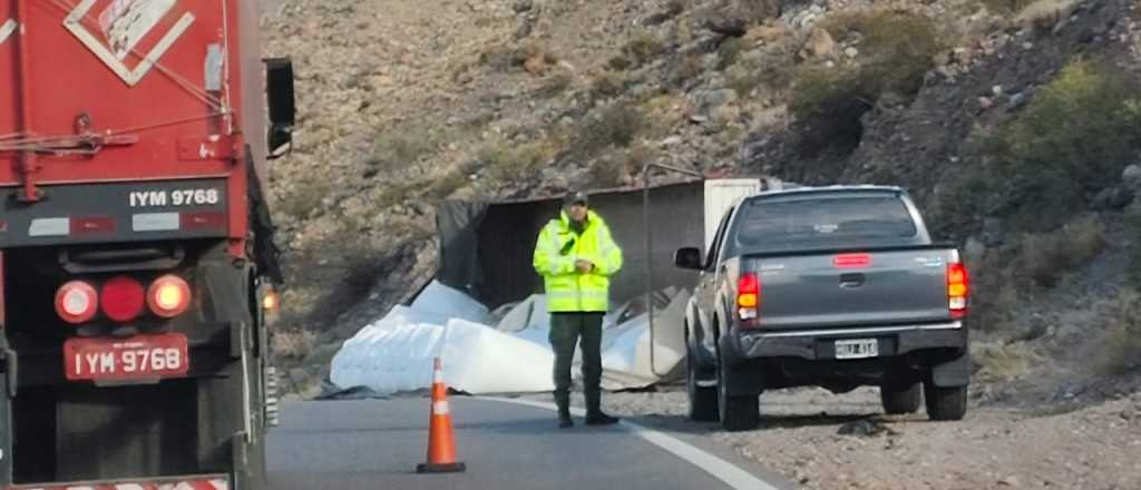 Una familia volc&oacute; en una combi en Alta Monta&ntilde;a