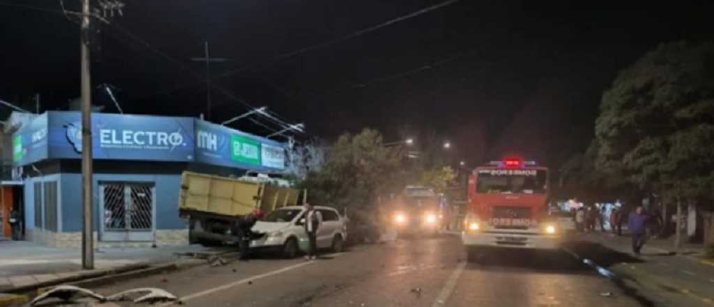 Un cami&oacute;n sin frenos choc&oacute; a cinco autos e impact&oacute; contra un comercio