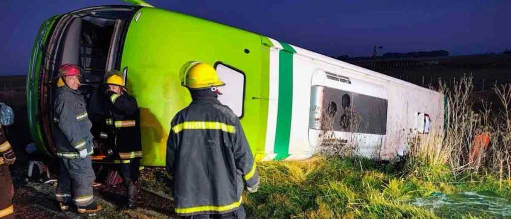 Un micro de larga distancia volcó y cuatro personas fallecieron