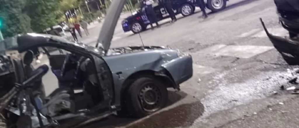 Dos autos chocaron al cruzar el semáforo en rojo en Junín