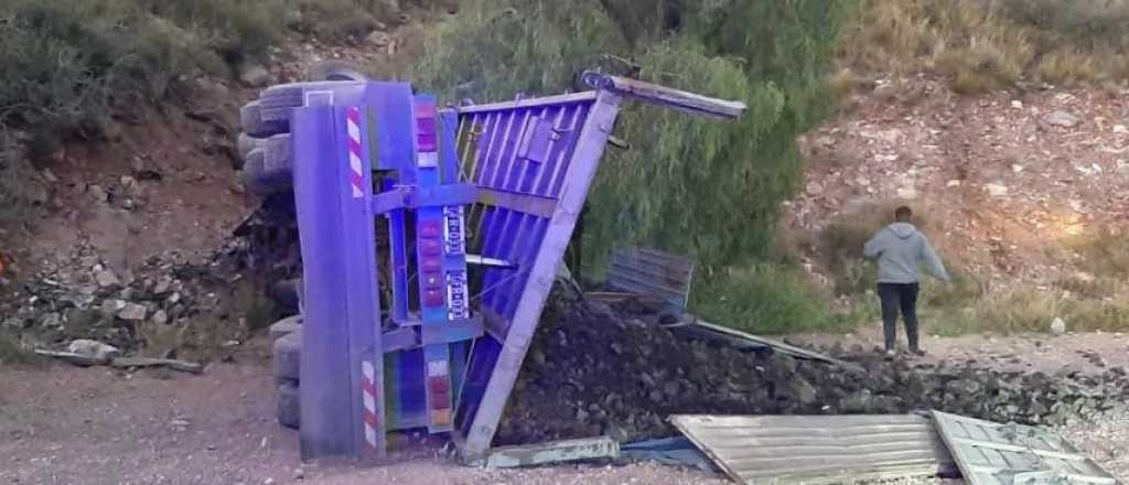 Un cami&oacute;n choc&oacute; contra un cerro y volc&oacute; en la Cuesta de los Terneros
