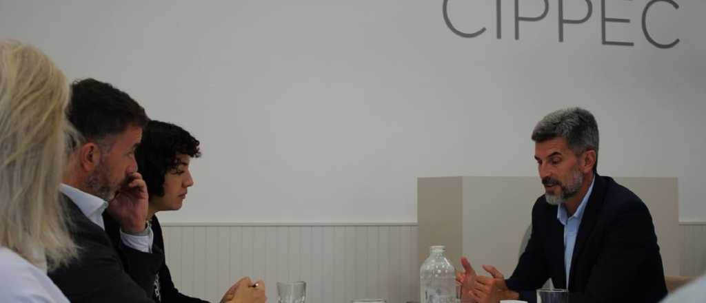 Ulpiano Suarez firm&oacute; un convenio para atraer inversiones a la Ciudad