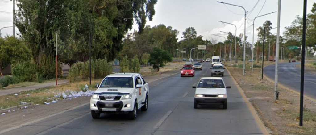 Conductor ebrio se llevó puesto un poste de luz en Las Heras