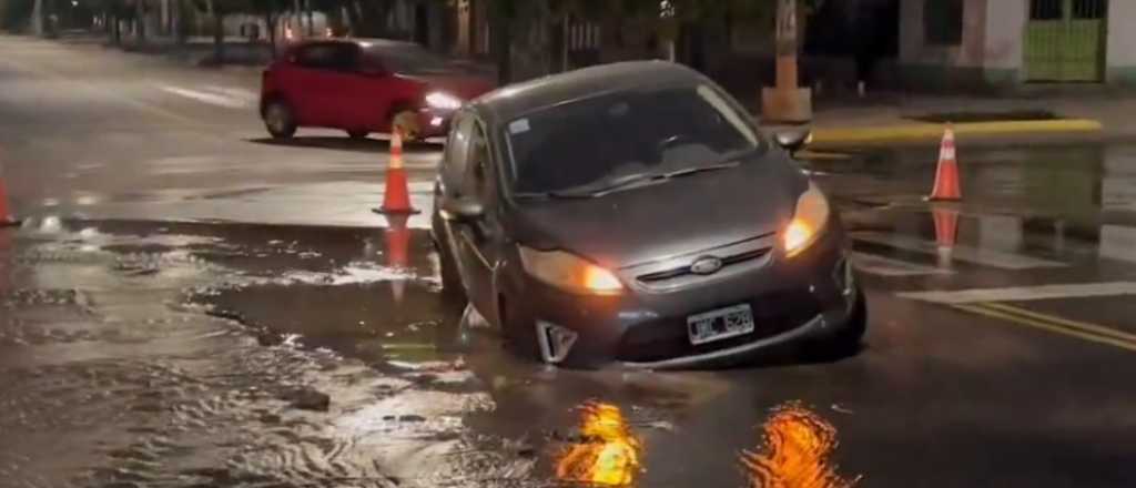 Un socav&oacute;n da&ntilde;&oacute; varios autos y Aysam detall&oacute; que "no hab&iacute;a reclamos"