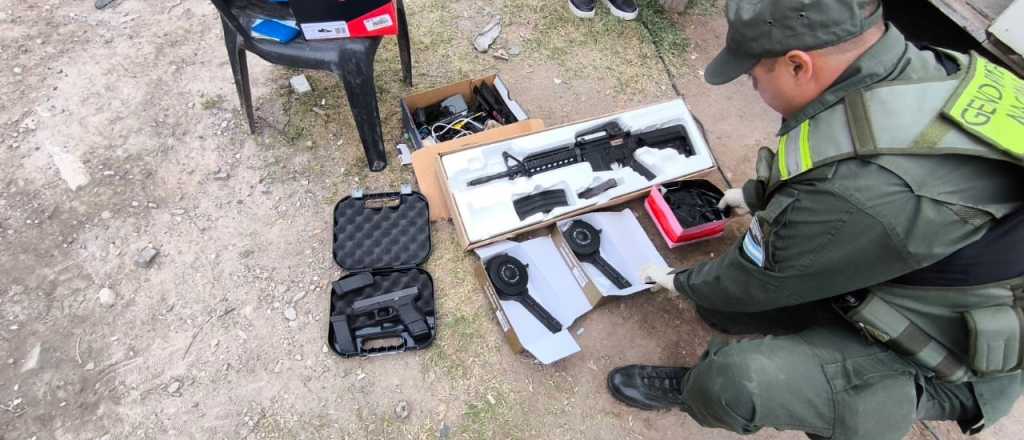 Son primos, están presos, "movían" armas de guerra y metían droga a la cárcel