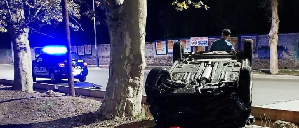 Fotos: pas&oacute; en rojo y choc&oacute; contra otro veh&iacute;culo en Godoy Cruz 