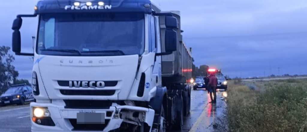 Un cami&oacute;n embisti&oacute; a un peat&oacute;n que intent&oacute; cruzar la Ruta 40