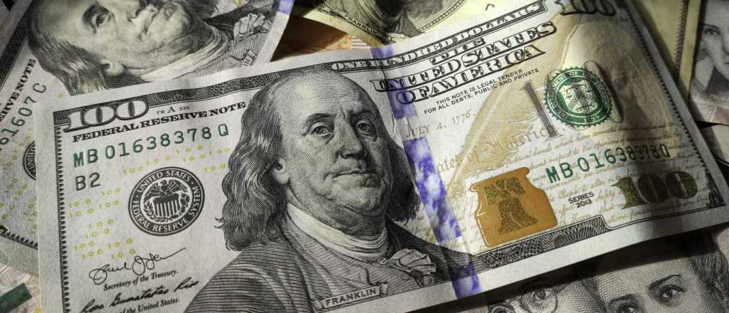 Rebote del dólar oficial y el blue: alerta por el clima electoral