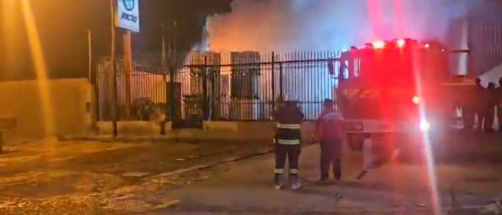  Se incendi&oacute; una f&aacute;brica de agroqu&iacute;micos en Guaymall&eacute;n