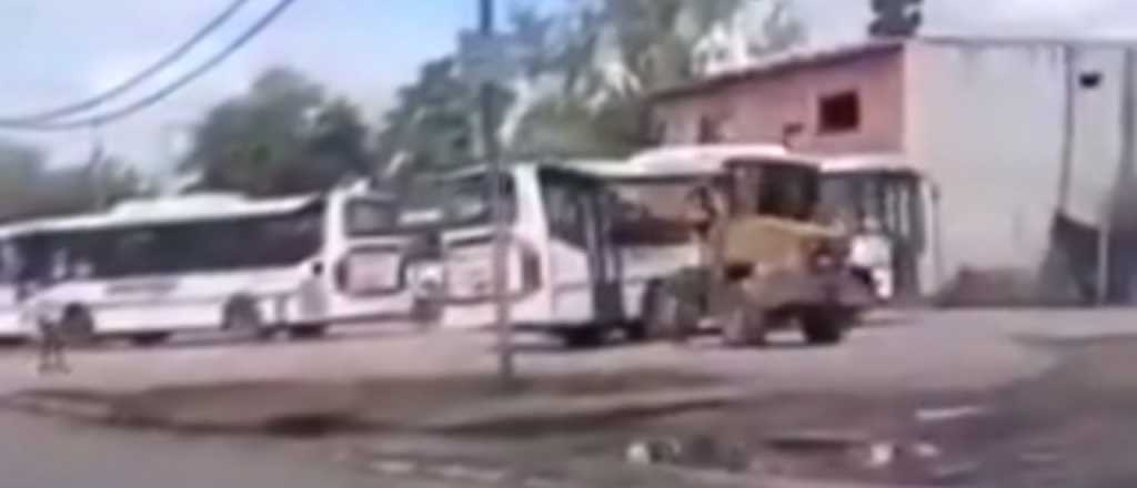 Reacción violenta: con una topadora chocó a tres colectivos