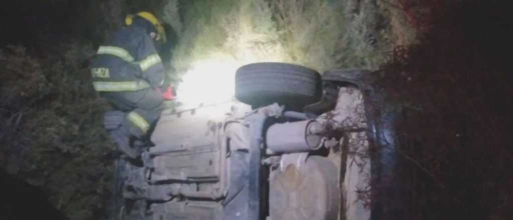 Conducía borracha, dice que la encerraron y volcó en Maipú