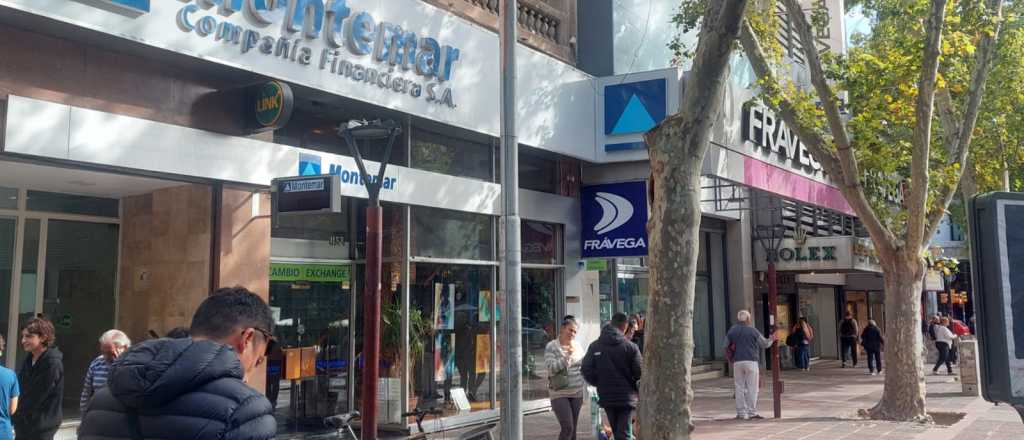 A cuánto cotiza el dólar blue en Mendoza tras la derrota del Gobierno