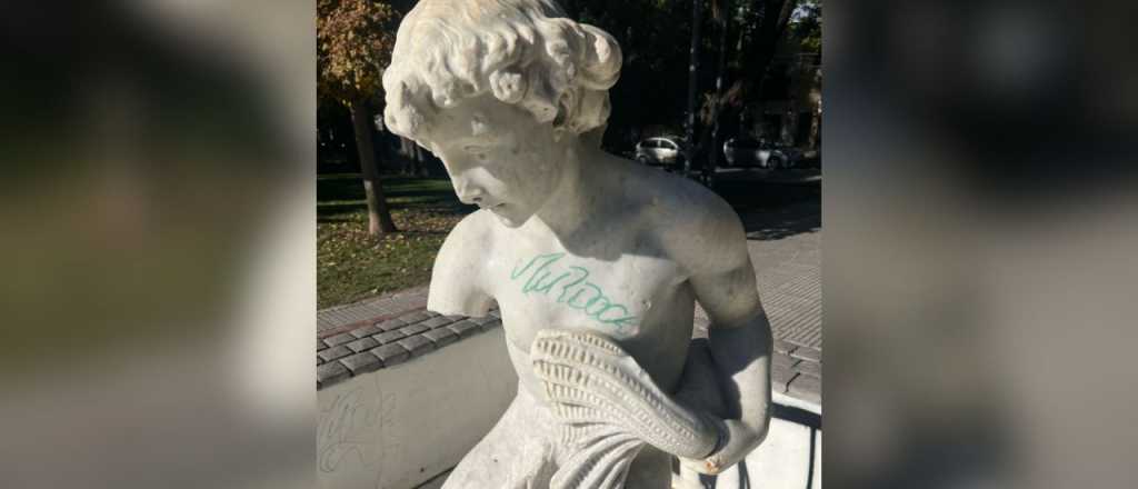 Multan a un hombre y citan a los padres de un joven por pintar la Plaza Italia