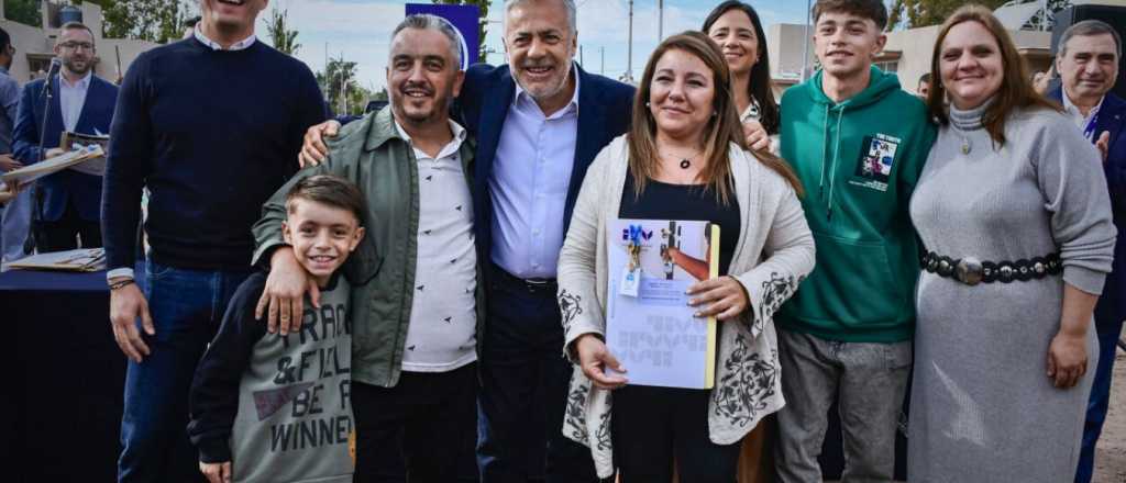 Cornejo y Calvente entregaron 102 casas en Guaymallén