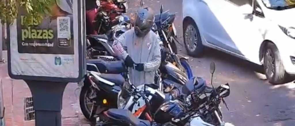 Video: as&iacute; cay&oacute; una banda que robaba motos en el centro de Ciudad