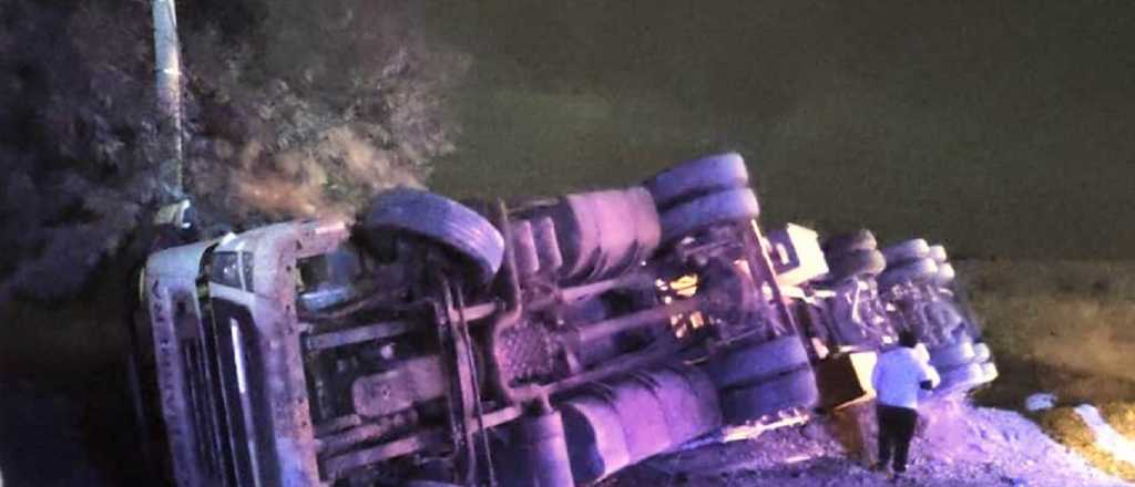 Un camión volcó sobre la Ruta 40 en Lavalle
