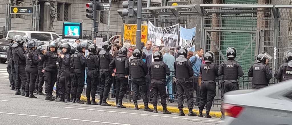 Otra vez incidentes en la marcha de jubilados frente al Congreso