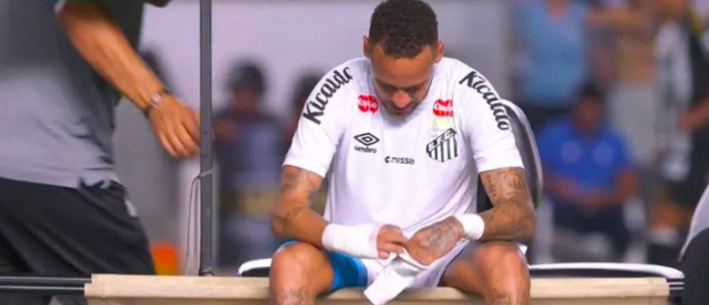 Neymar volvi&oacute; a jugar, se lesion&oacute; de nuevo y se larg&oacute; a llorar