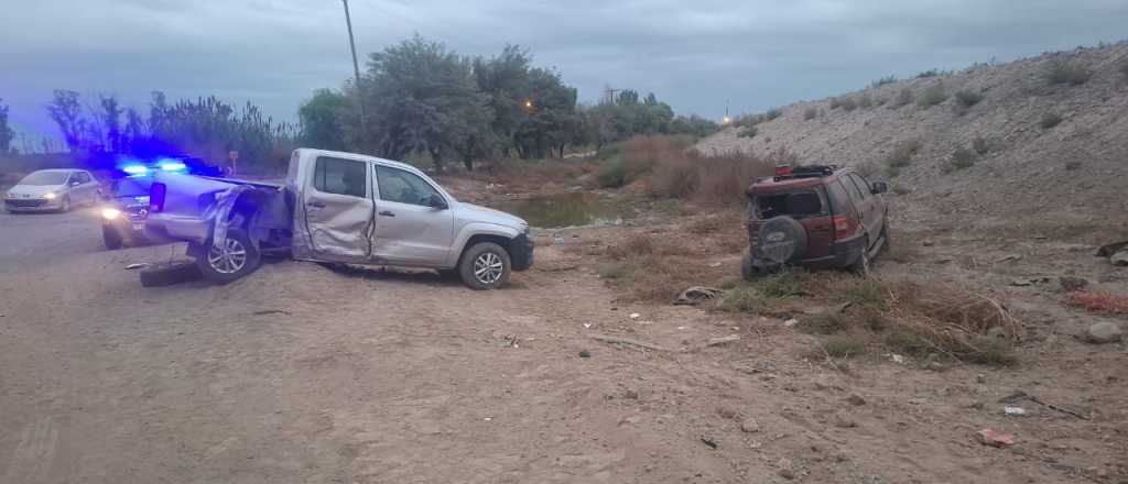 Camioneta chocó a un auto detenido y lo sacó de la ruta: 3 heridos