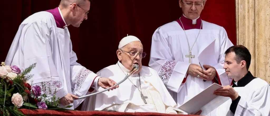 Francisco se presentó ante miles de fieles y dio su mensaje de Pascua