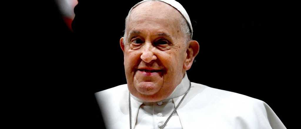 El rostro del papa Francisco iluminó el cielo del Vaticano