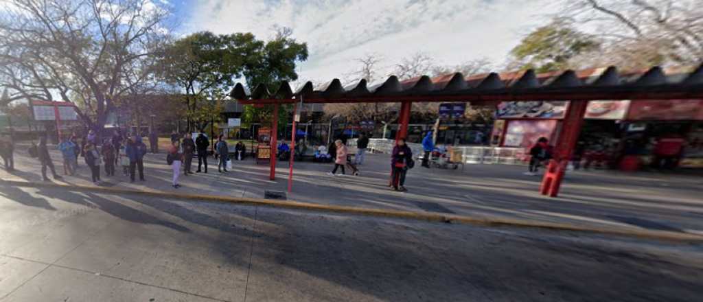 Le robó el celular a una mujer frente a la Terminal y fue atrapado por vecinos