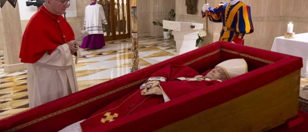 El Vaticano difundi&oacute; las primeras fotos de Francisco en su f&eacute;retro