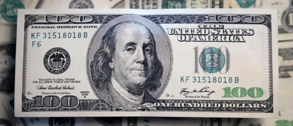 El dólar cerró con una suba de $10 tras la baja del lunes
