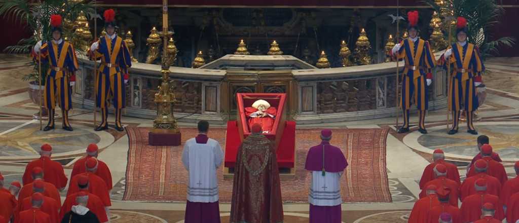 Francisco ya está en San Pedro y miles de fieles esperan despedirlo