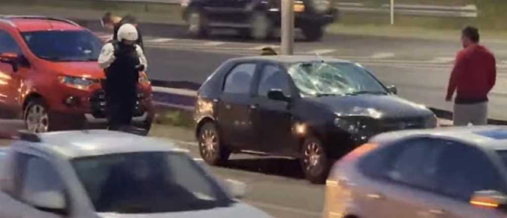 Atropellaron a un peat&oacute;n en el Acceso Este: choque en cadena y caos