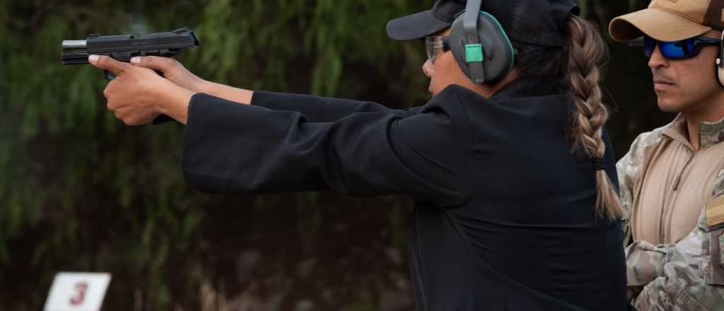 Video: la primera mujer habilitada para custodiar al Gobernador