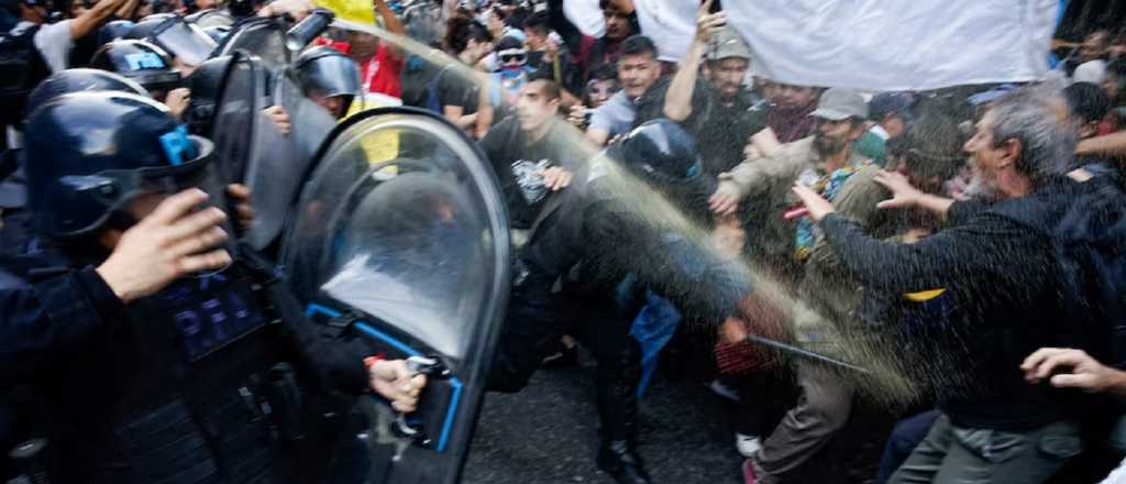 Tensión e incidentes en la marcha de jubilados en el Congreso 