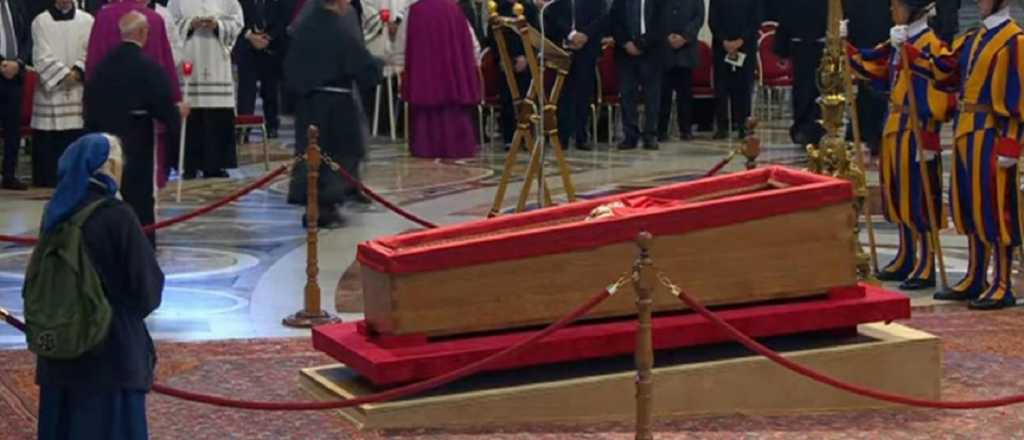 Video: quién es la monja que rompió el protocolo para despedir a Francisco