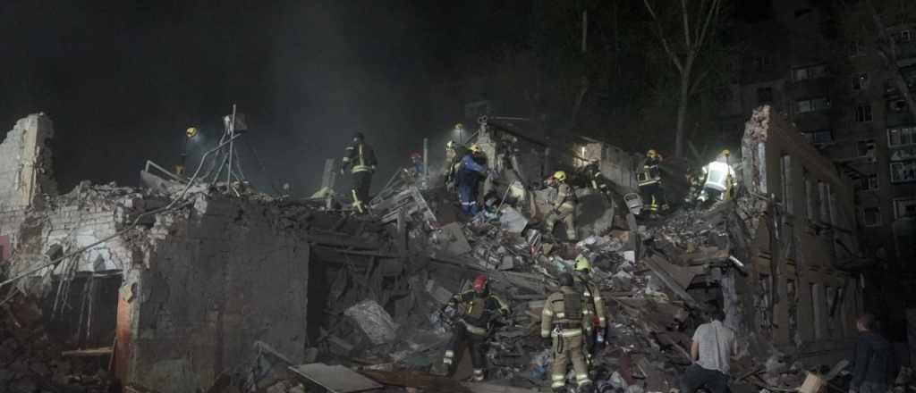 Feroz ataque de misiles y drones rusos hacia blancos civiles en Kiev