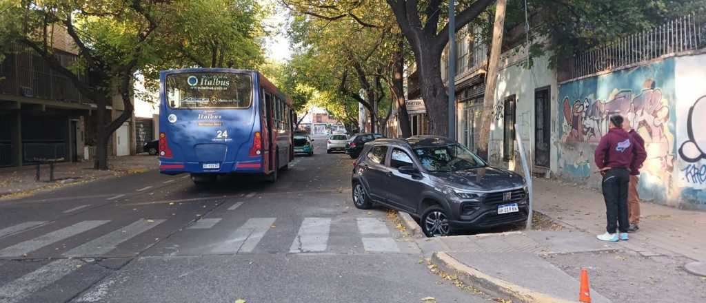 Un auto choc&oacute; contra un micro en Ciudad y termin&oacute; en la vereda 
