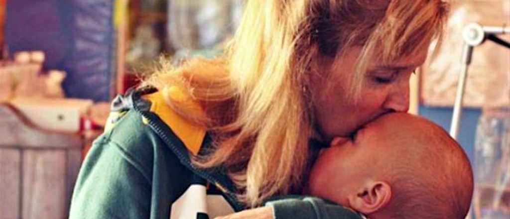 Ella cuida beb&eacute;s que van a morir